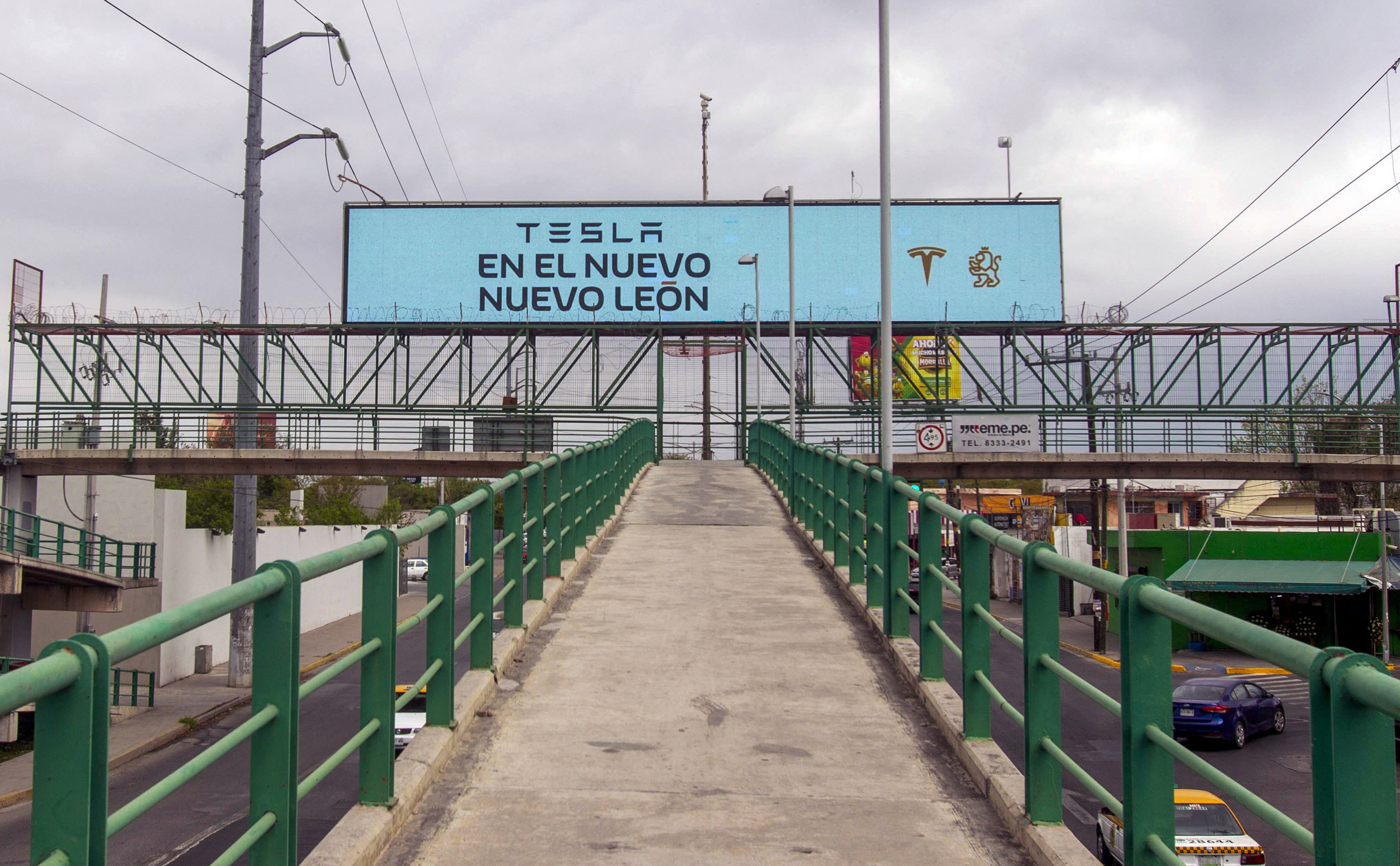 A billboard announcing the arrival of Tesla in Spanish.